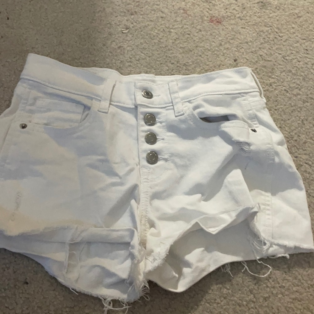 STUNNING white denim shorts!!